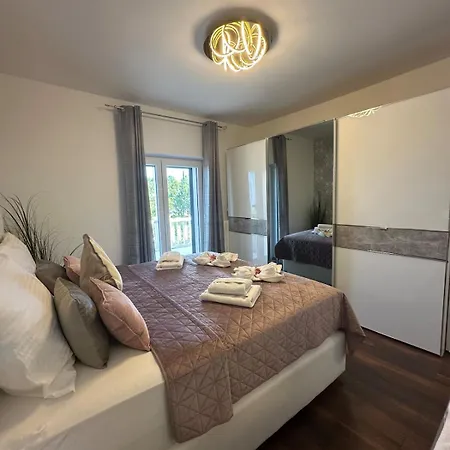 Apartman Ellara With A Fantastic View *