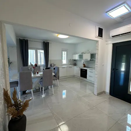 Apartman Ellara With A Fantastic View Žrnovo