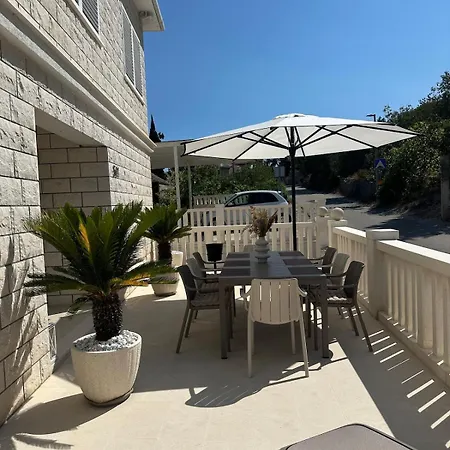 Ellara With A Fantastic View *